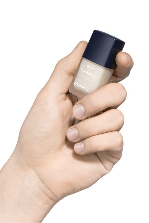 boy de Chanel nail polish